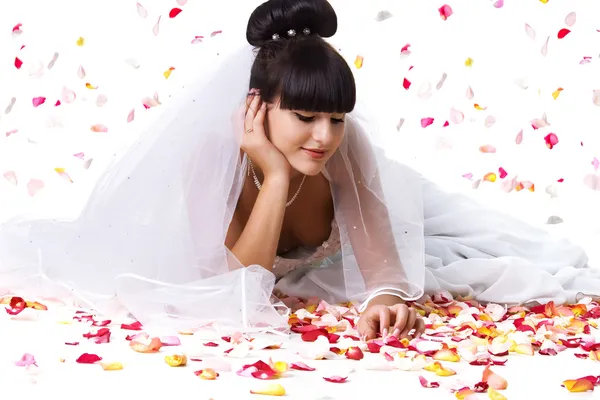 Красивая невеста и лепестки роз — стоковое фото