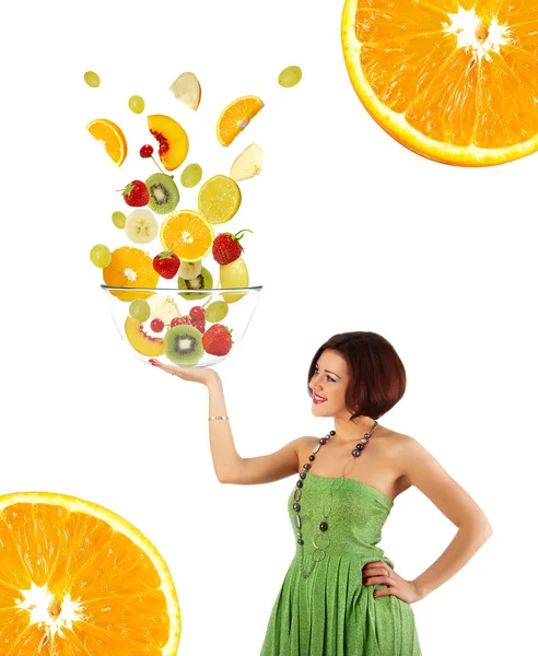 Mulher bonita com uma salada de frutas — Fotografia de Stock