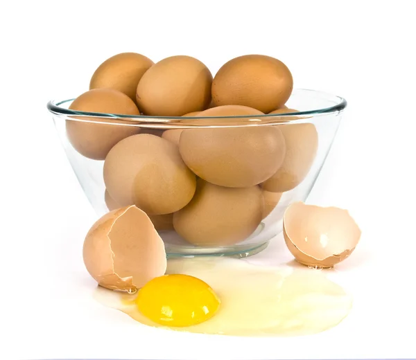 Чаша с яйцами поверх белого — стоковое фото