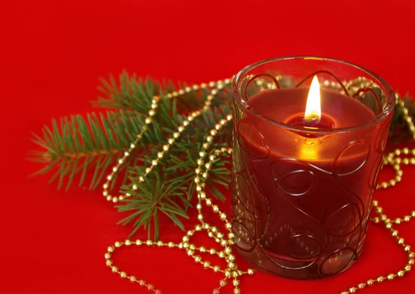 Svíčka a dekorace na červené — Stock fotografie