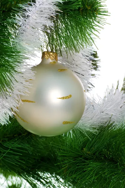 Χριστουγεννιάτικο δέντρο με σφαίρα Χριστουγέννων — Φωτογραφία Αρχείου