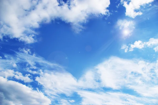 Облака, придающие форму сердцу, оживляют небо — стоковое фото