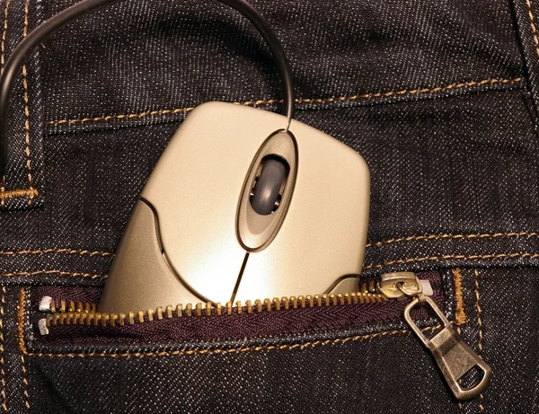 Комп'ютерна миша в кишені джинсів — стокове фото