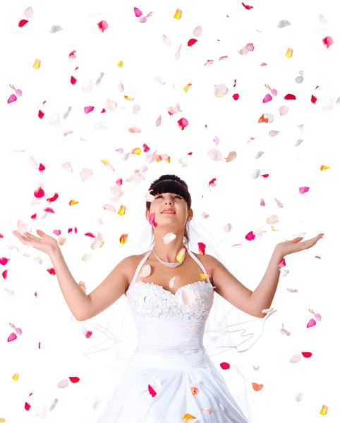 Roztomilý nevěsta hází lístky růží — Stock fotografie