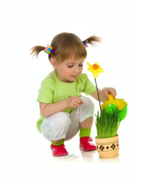 Милая девушка поливает цветы — стоковое фото