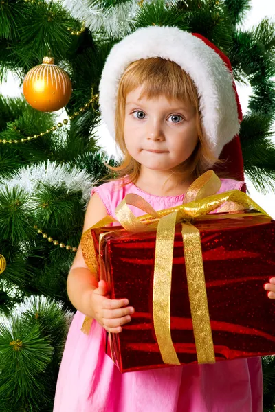 Niedliches Mädchen mit Weihnachtsgeschenk — Stockfoto