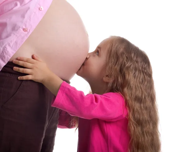 Cute dziewczynka i jej matką w ciąży — Zdjęcie stockowe