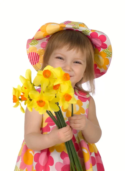 Sevimli küçük kız çiçek vererek — Stok fotoğraf