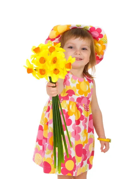 Aranyos kis lány ad yeloow virágok — Stock Fotó