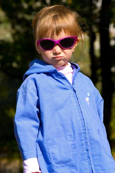 Nettes kleines Mädchen mit Sonnenbrille — Stockfoto