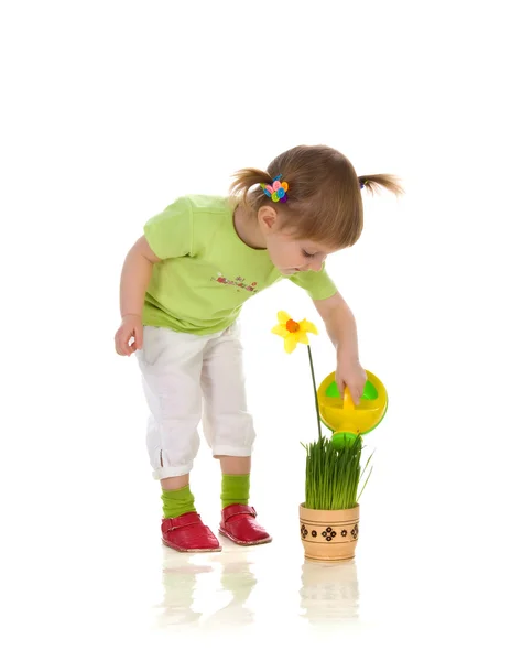 Aranyos kis lány öntözés virág — Stock Fotó