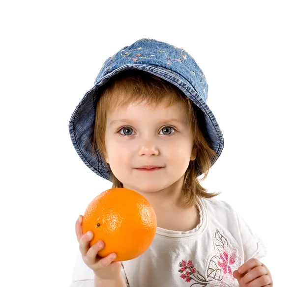 Sevimli küçük kız portakal ile — Stok fotoğraf