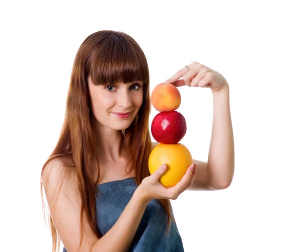 Χαριτωμένο γυναίκα κατέχει μερικά φρούτα — Φωτογραφία Αρχείου