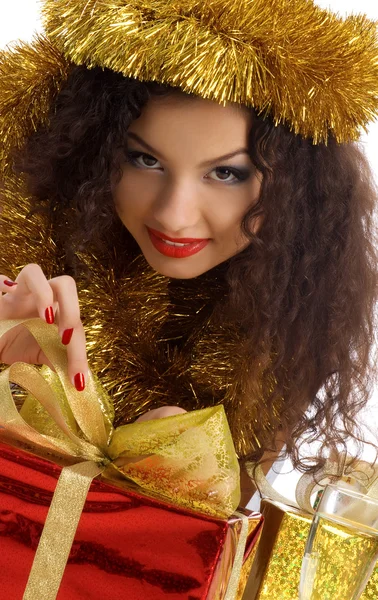 Aranyos nő, piros karácsonyi ajándék — Stock Fotó