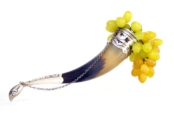 Drinking horn and grapes on white — Stock Photo, Image
