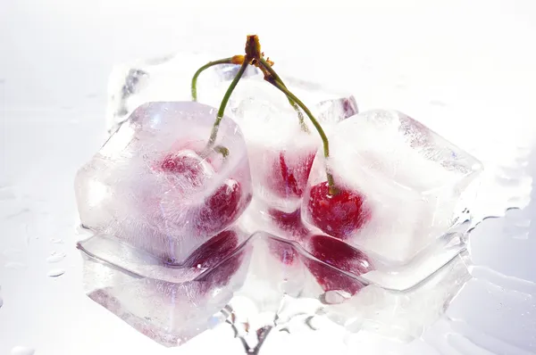 Замороженные вишни — стоковое фото