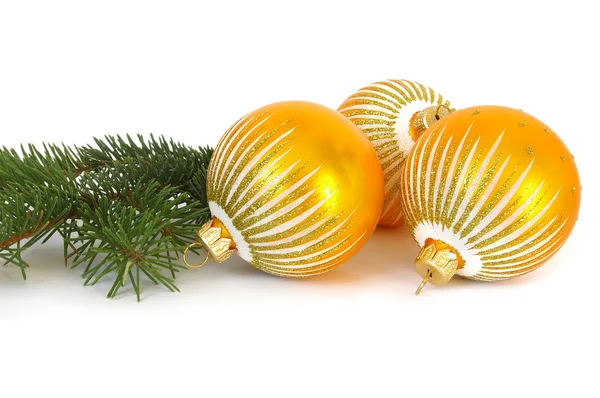 Esferas douradas e árvore de Natal — Fotografia de Stock