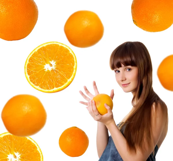 Gelukkig jonge vrouw met oranje — Stockfoto