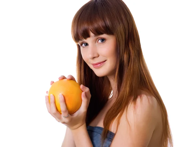 Счастливая молодая женщина с апельсином — стоковое фото
