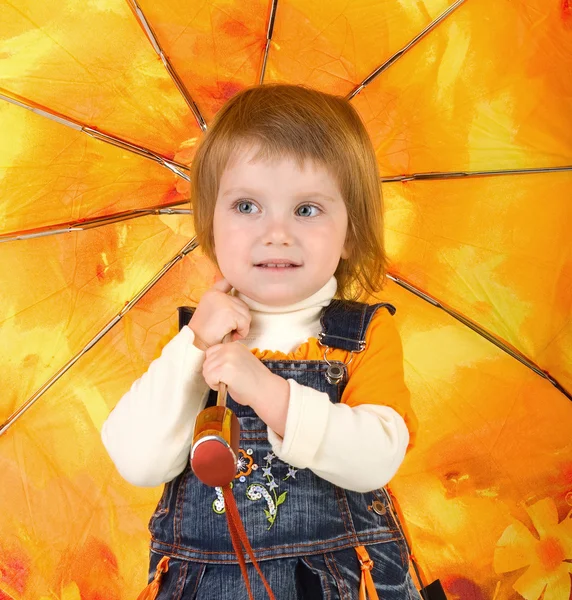 Kleines Mädchen und offener Regenschirm — Stockfoto