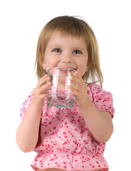 Kleines Mädchen trinkt das Wasser — Stockfoto