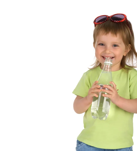 Malá dívka pití vody — Stock fotografie