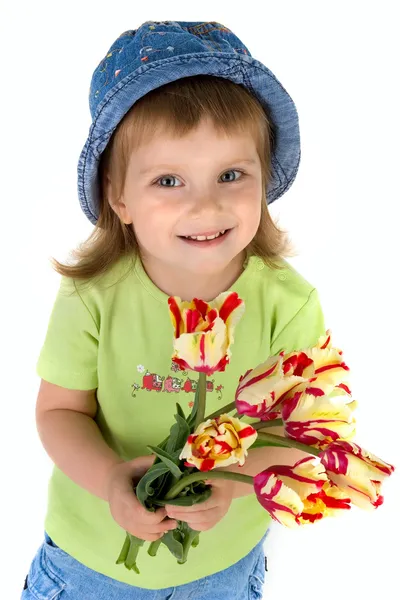 Kleines Mädchen gibt Tulpen — Stockfoto