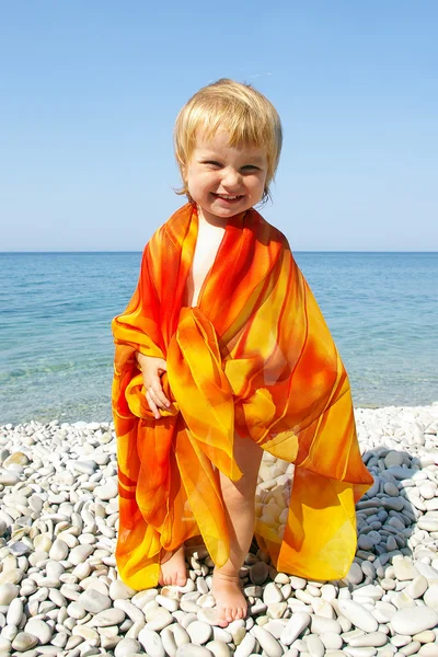 Bambina in riva al mare — Foto Stock