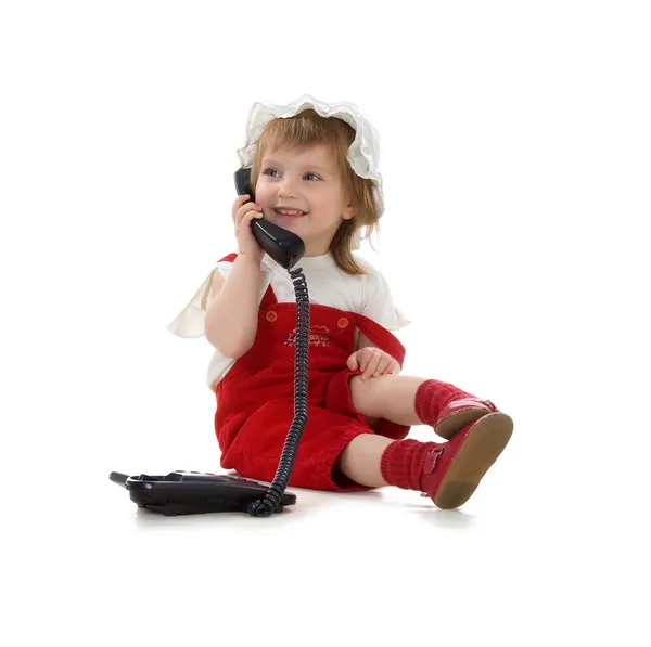 小さな女の子は、電話で話す — ストック写真