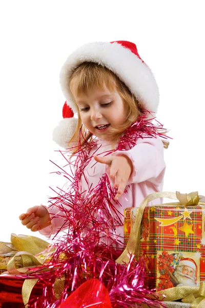 Kleines Mädchen mit einem Weihnachtsgeschenk — Stockfoto