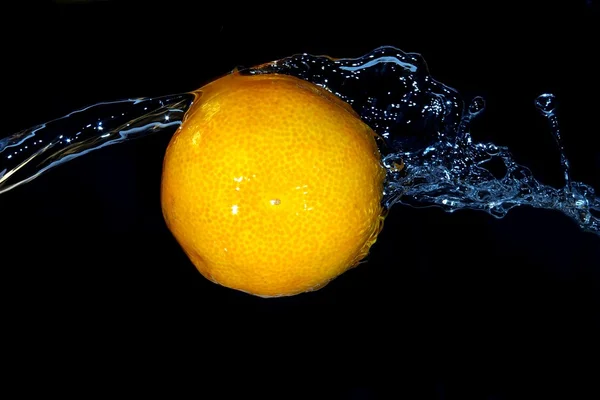 Movimento de frescura de tangerina em água fria — Fotografia de Stock