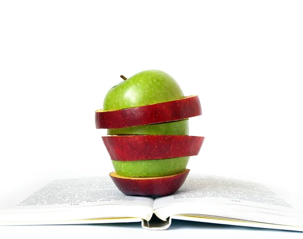 Bitar av äpplen och bok — Stockfoto