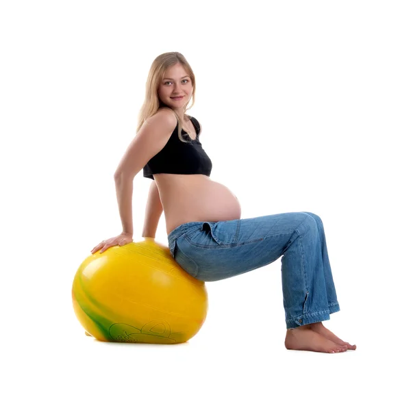 Беременная женщина и желтый шар — стоковое фото