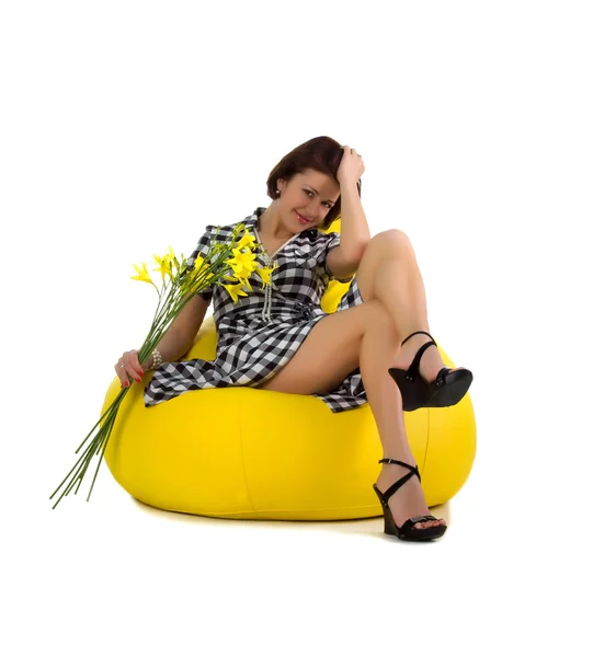Hübsche Frau mit Taglilie — Stockfoto