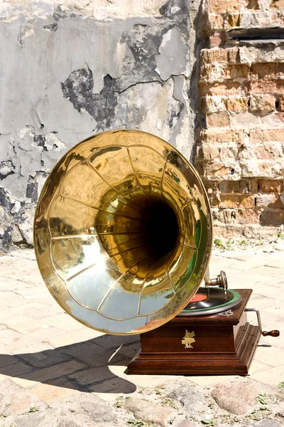 Gramophone rétro isolé — Photo