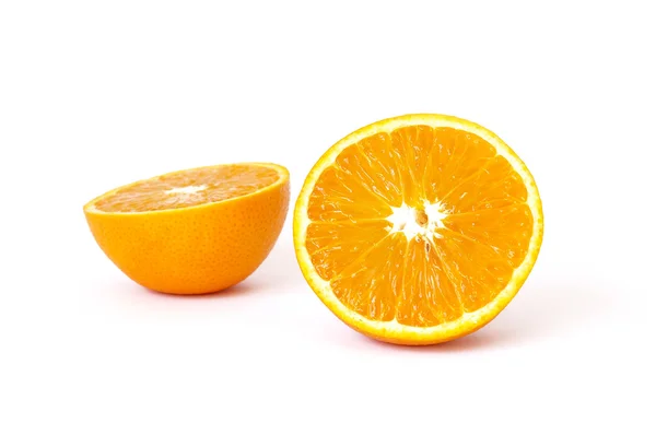 Зрізати апельсин на білому — стокове фото