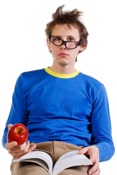 Студент в очках с яблоком — стоковое фото