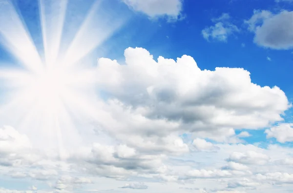 Paesaggio nuvoloso soleggiato — Foto Stock