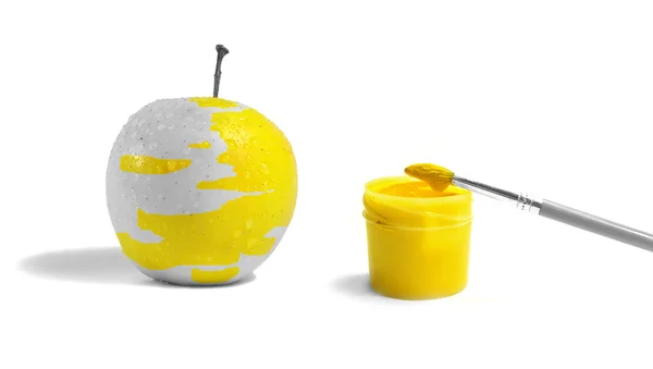 Жовте яблуко, гуаш і пензель — стокове фото