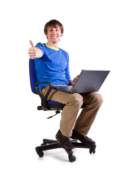 Unga män med laptop på stolen — Stockfoto