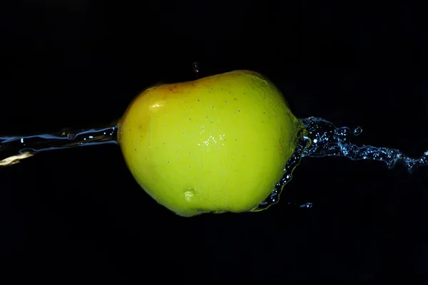 Движение яблок в холодной воде — стоковое фото