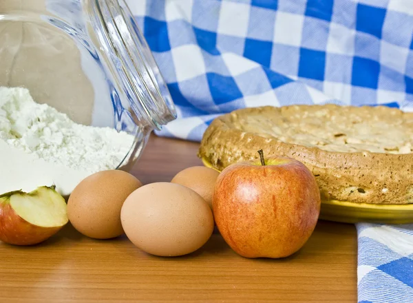 Torta de maçã e farinha — Fotografia de Stock