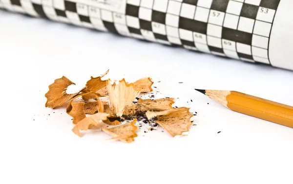Кроссворд и карандаш на белом — стоковое фото