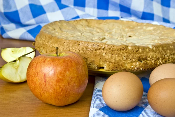 Jablečný koláč a jídlo jablka — Stock fotografie