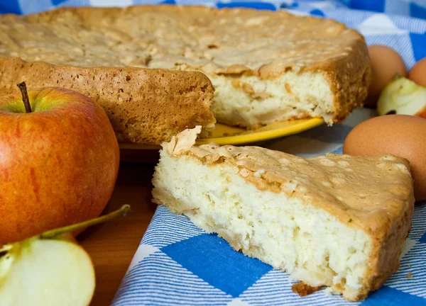 Яблочный пирог и яблоки — стоковое фото