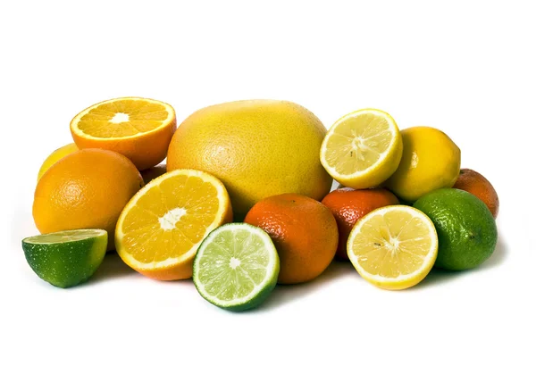 Assortiment van citrus op wit — Stockfoto