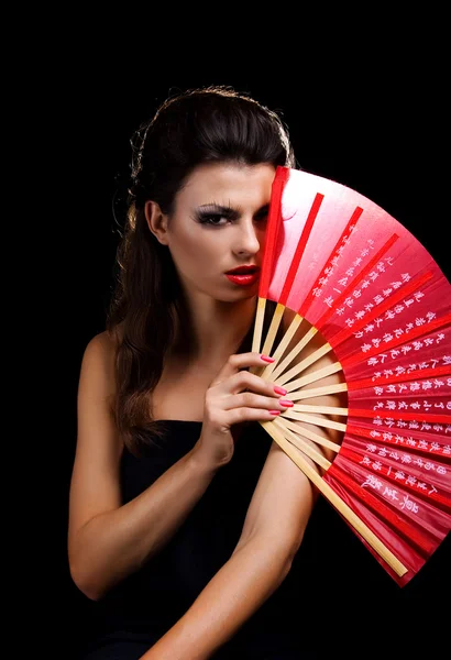 Bella donna con ventilatore rosso — Foto Stock