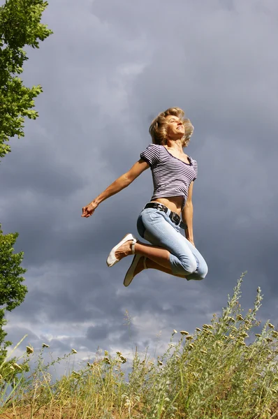 Vacker ung kvinna hoppar — Stockfoto