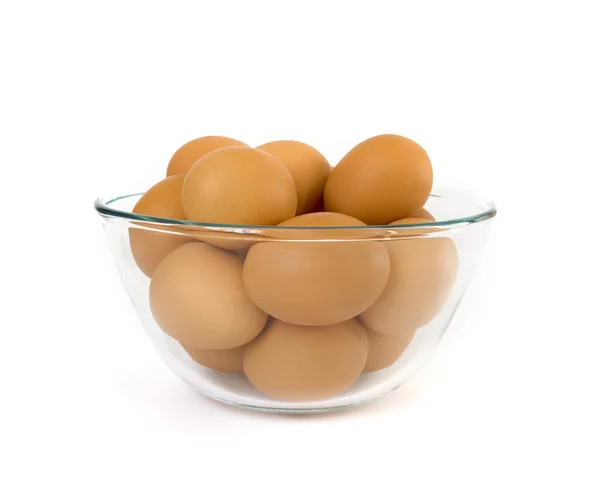 白で隔離される卵のボウル — ストック写真