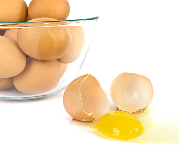 Skål med ägg isolerad på vit — Stockfoto
